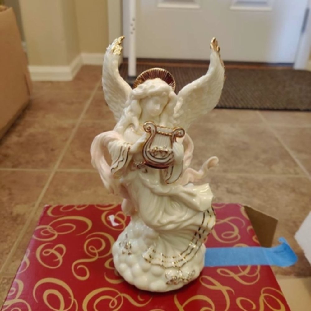 Christmas Music Box - San Francisco Music Box Company, Le Blanc Angel Figurine